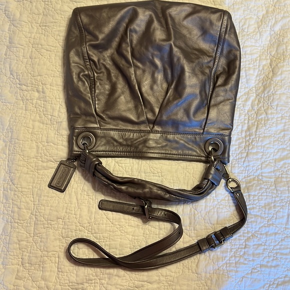 Like New Coach Leather bag in lux Silver / grey has removable strap - Picture 5 of 9